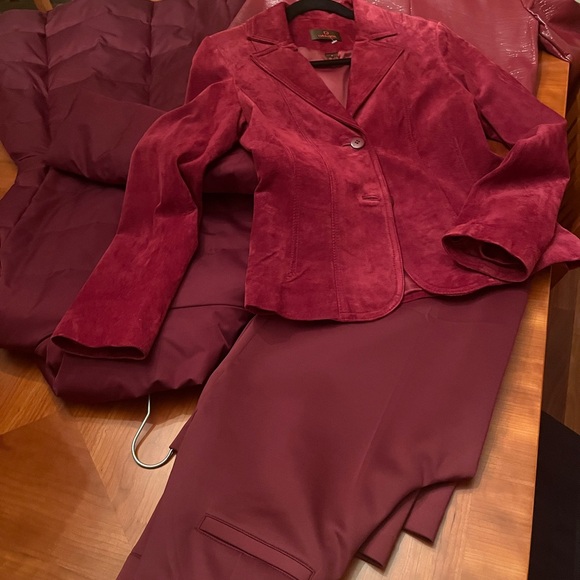 Danier suede blazer. No pockets - Picture 2 of 16